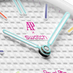 Détail cadran Royal Pop Huit Blanc — motif Tapisserie blanc, logo AP x Swatch, aiguilles Super-LumiNova, vis multicolores
