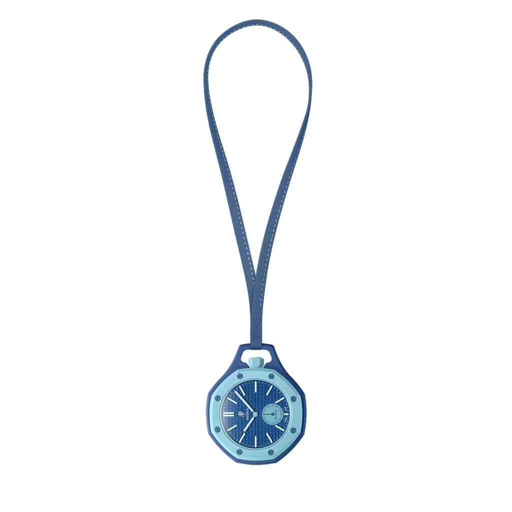 Montre de poche Savonnette Royal Pop Làn Ba vue de face — cadran Tapisserie bleu profond, sous-cadran petite seconde, lunette octogonale bleu clair, cordon cuir bleu